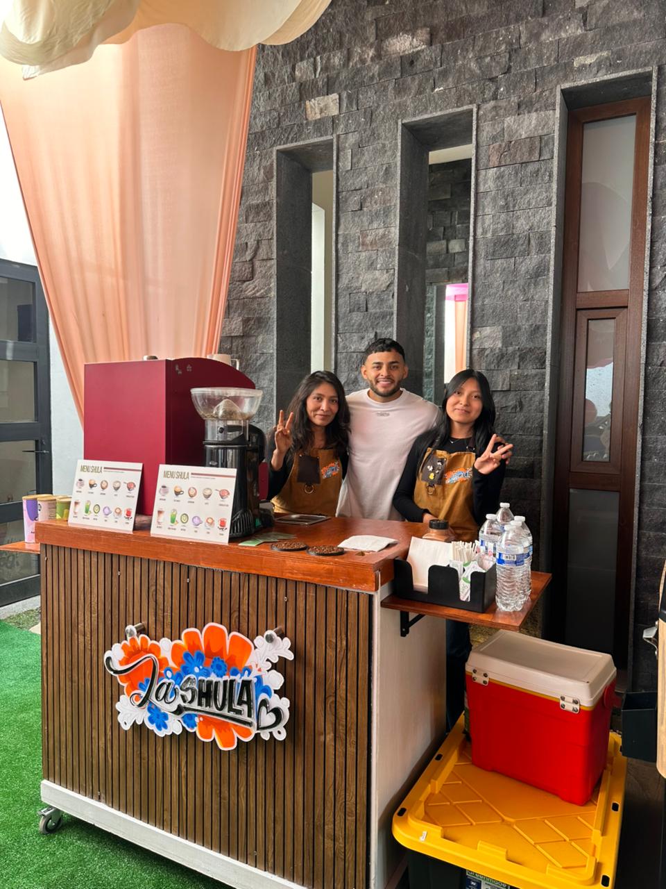 Arte latte y vapor en preparación de café de especialidad para eventos