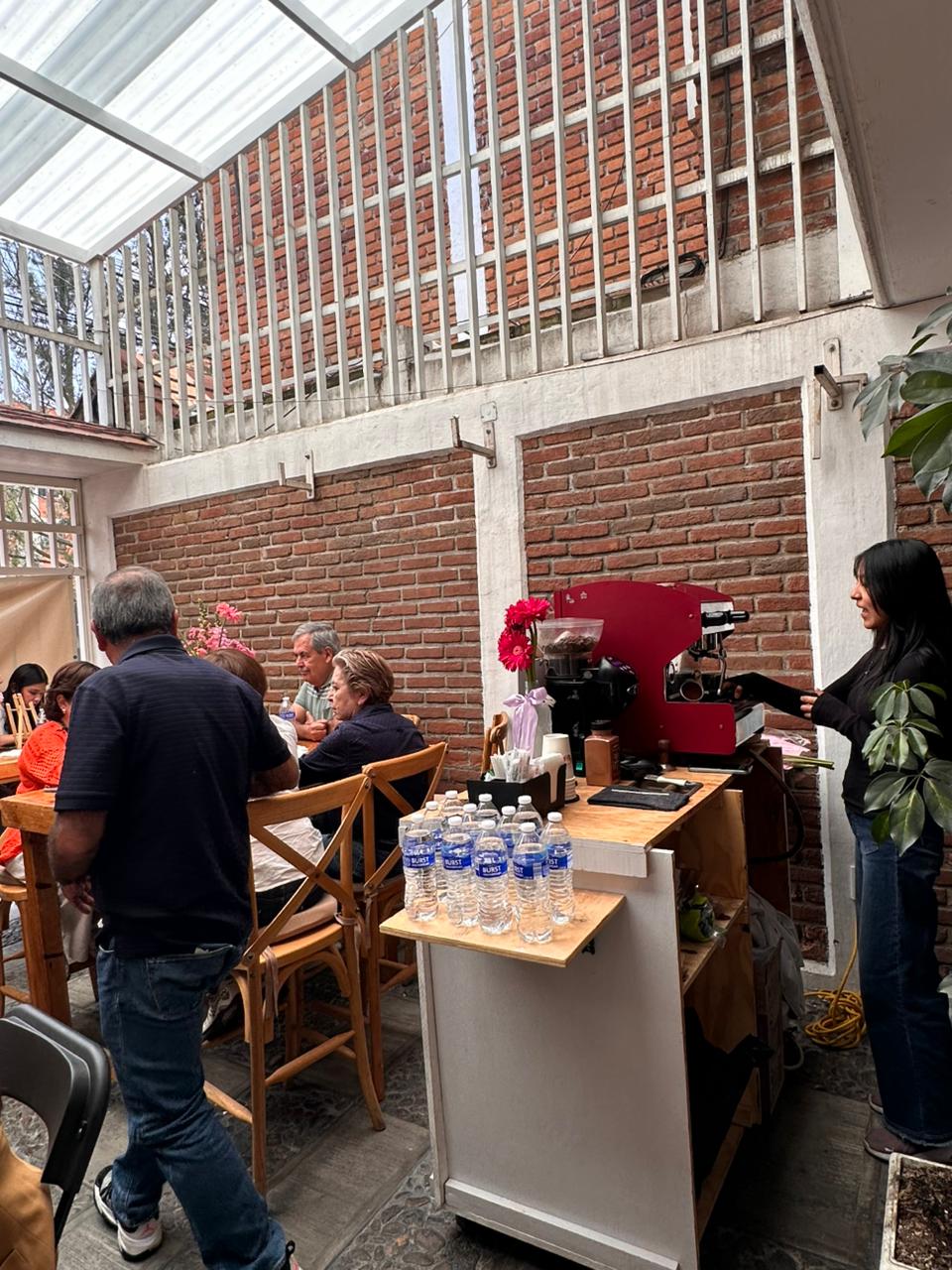 Barista preparando café de especialidad en barra móvil para evento en Metepec